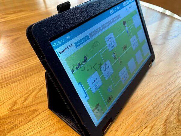 RISUのタブレットが立てて使える