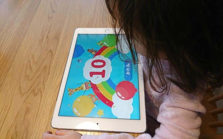 3歳児が先取りしてワンダーボックスに取り組む姿